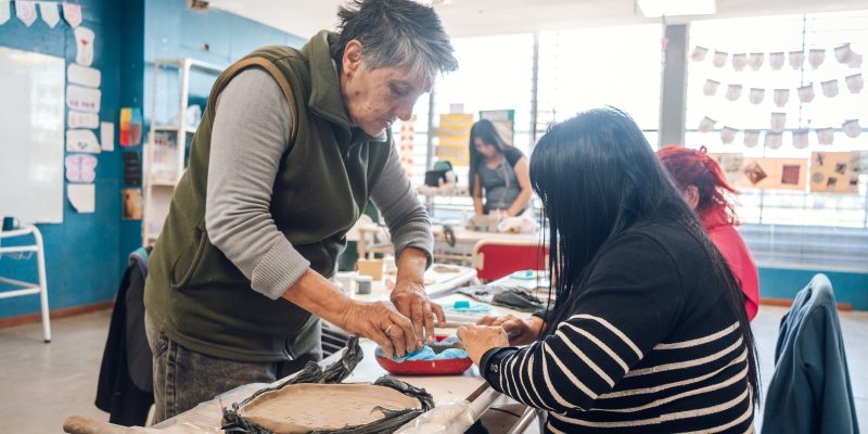 Oportunidades De Formación En Los Barrios: Un Taller Gratuito De Cerámica Reúne A Vecinas En El Parque Educativo Norte