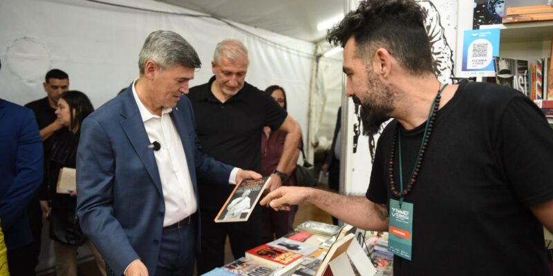 Passerini Participó Del Primer Día De La Feria Del Libro Y Recorrió La Segunda Edición De La Noche De Las Galerías Y Peatonales